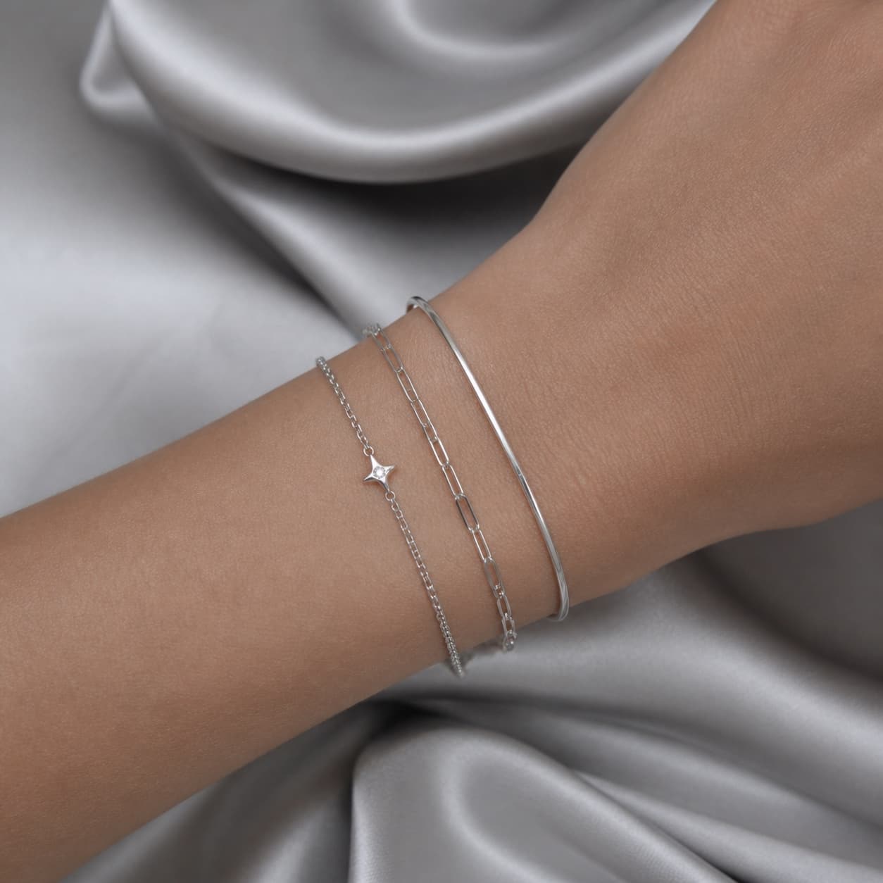 Pulseiras de prata 925 em composição editorial
