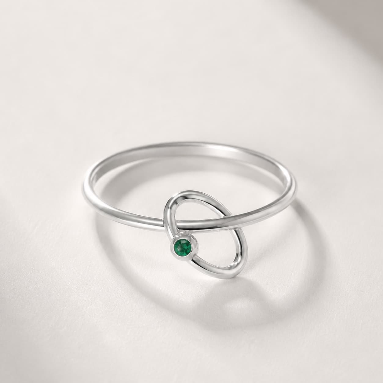 Anel Aurora em prata 925 com zircônia verde esmeralda