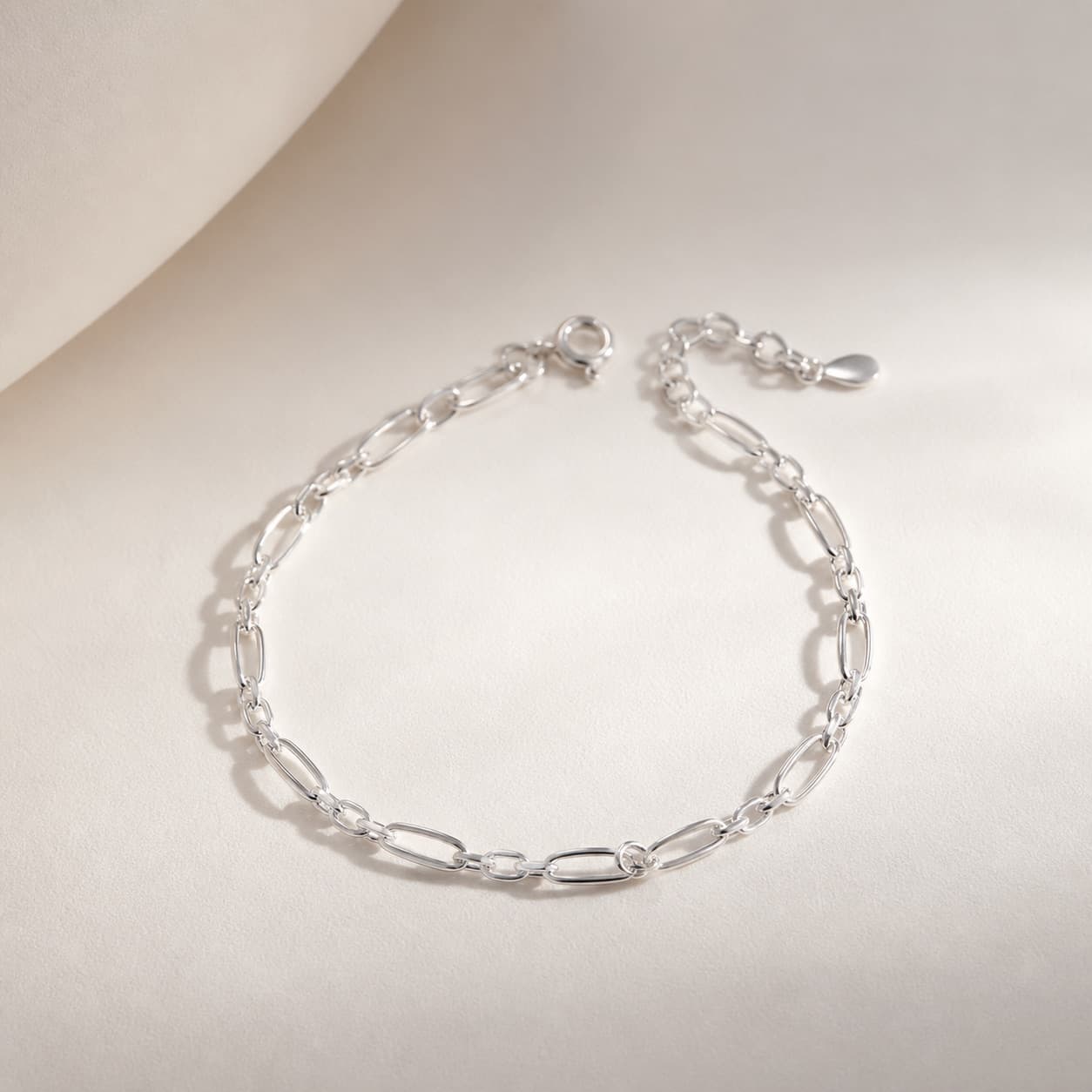 Pulseira de elos finos em prata 925 sobre fundo perolado